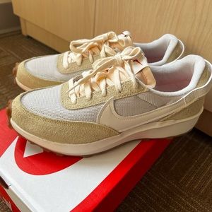 Nike women’s Debut Vintage-Bone/Team Gold/Gum sz 8.5